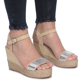 Sandali beige su una delicata zeppa Glam Shine
