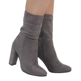 Stivaletti in camoscio grigio sul post YA-2726