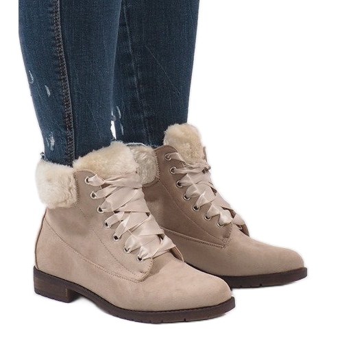 Stivali stringati beige isolati C-7100