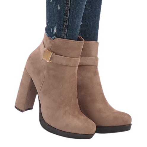 Stivali rosa sul post J-8682