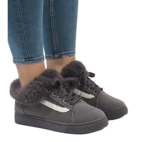 Stivali grigi, scarpe da ginnastica isolate FB-186 grigio