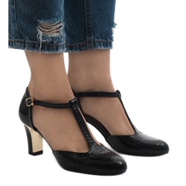 Pompe nere sul post 2239-1 nero