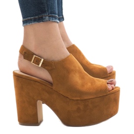 Sandali cammello su un massiccio blocco 8263CA beige