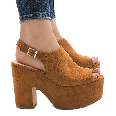 Sandali cammello su un massiccio blocco 8263CA beige