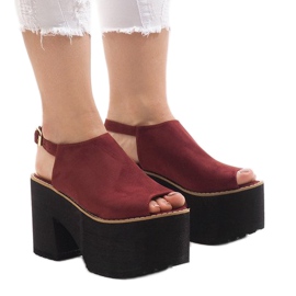 Sandali bordeaux su un massiccio blocco B8290 rosso multicolore