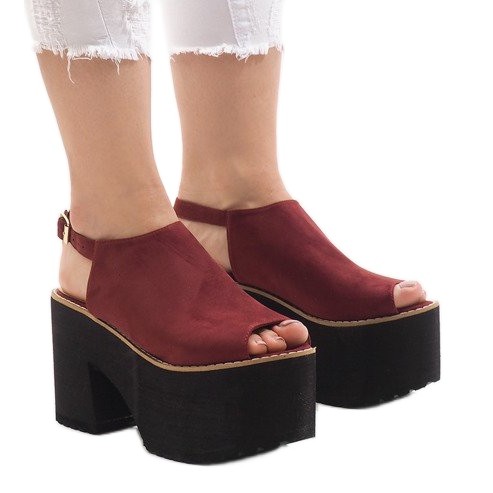 Sandali bordeaux su un massiccio blocco B8290 rosso multicolore
