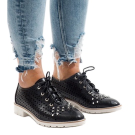 Scarpe nere traforate con borchie G-106-2 nero
