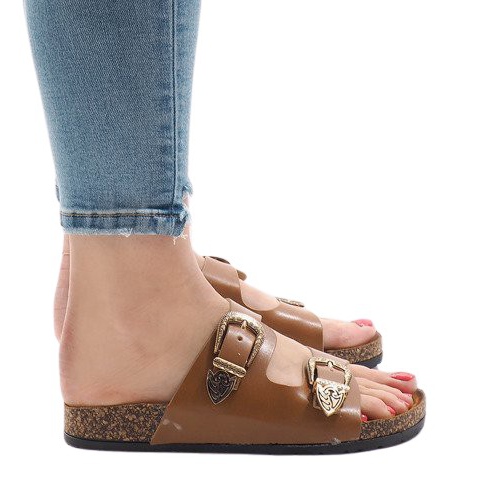 Pantofole cammello con fibbie 7018-PL marrone