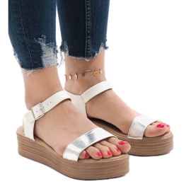 Sandali bianchi sulla piattaforma 22-07 bianco