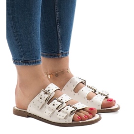 Pantofole bianche con borchie e fibbia F-3659 bianco