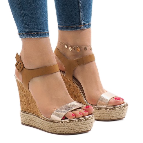 Sandali con zeppa laccati oro VB76063 d'oro
