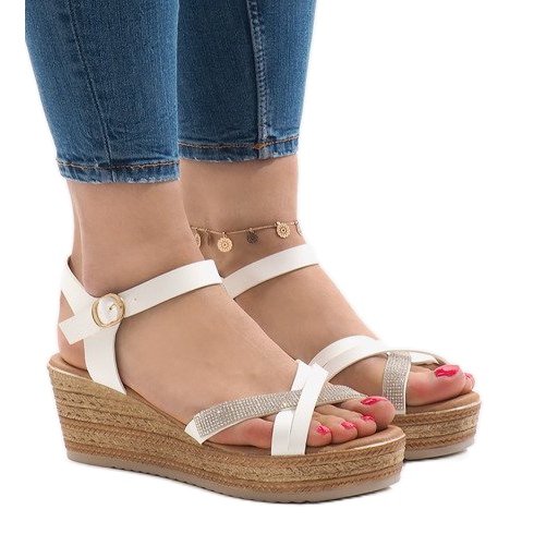 Sandali bianchi sulla piattaforma WS8816 bianca