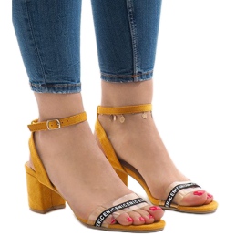 Sandali gialli sul post S-7347 camoscio giallo