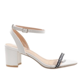 Sandali bianchi sul post camoscio S-7347 bianco