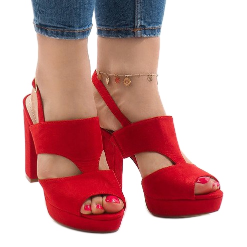 Sandali rossi sul post JS-8001 rosso