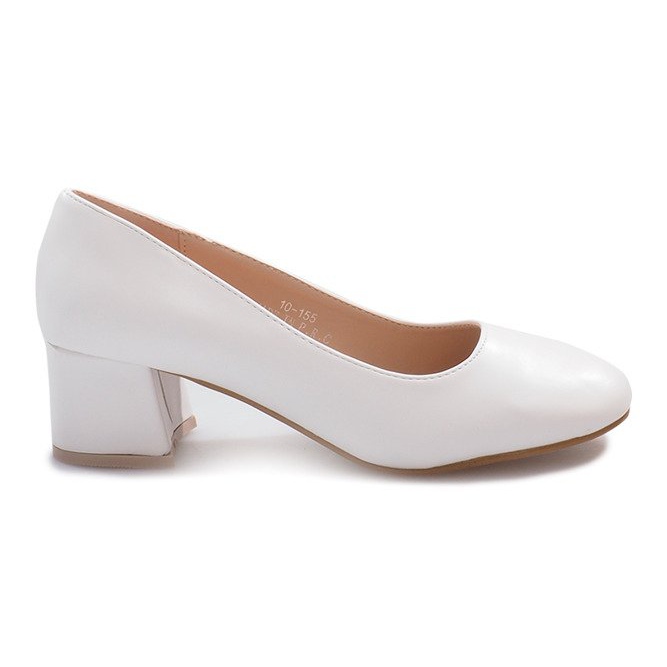 Pumps bianche sul post Renda marrone