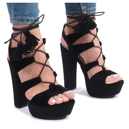 Sandali neri su un post in velour One Love nero