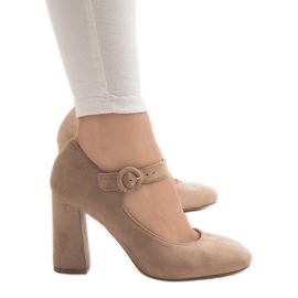 Pompe beige sul pilastro M083