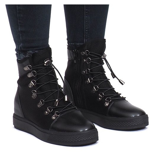 Sneakers nere con zeppa traforata di Mathilde nero
