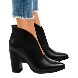 Stivali neri slip-on con intagli sul palo RB38P nero