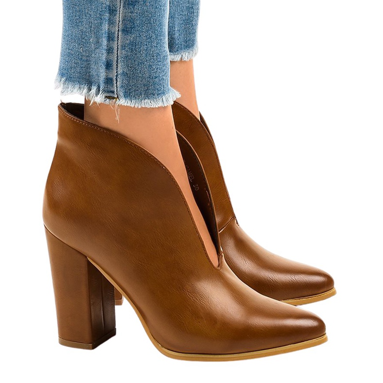 Stivali slip-on cammello con intagli sul palo RB38P marrone