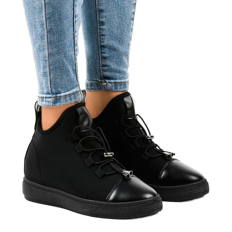Sneakers nere isolate alte sulla zeppa XY-35 nero