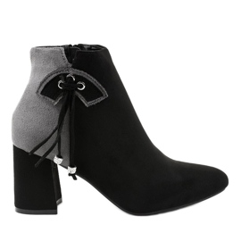 Stivaletti in camoscio nero sul post H372 grigio