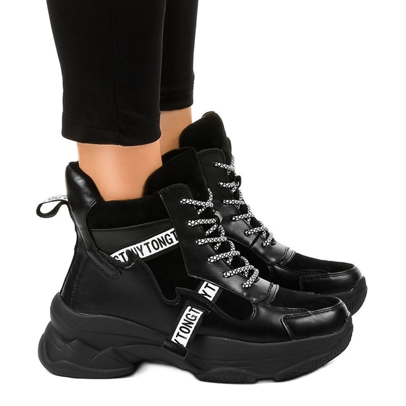Sneakers nere da donna isolate F803-7 nero