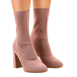 Stivali rosa sul post QQ08