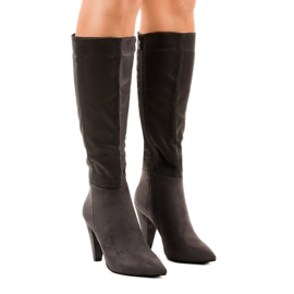 Stivali da donna in camoscio grigio sul post 8677
