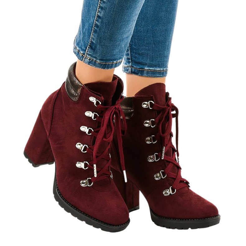 Stivaletti trapper scamosciati bordeaux sul post 8992 rosso