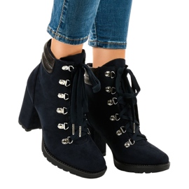 Stivaletti trapper in camoscio blu navy sul post 8992