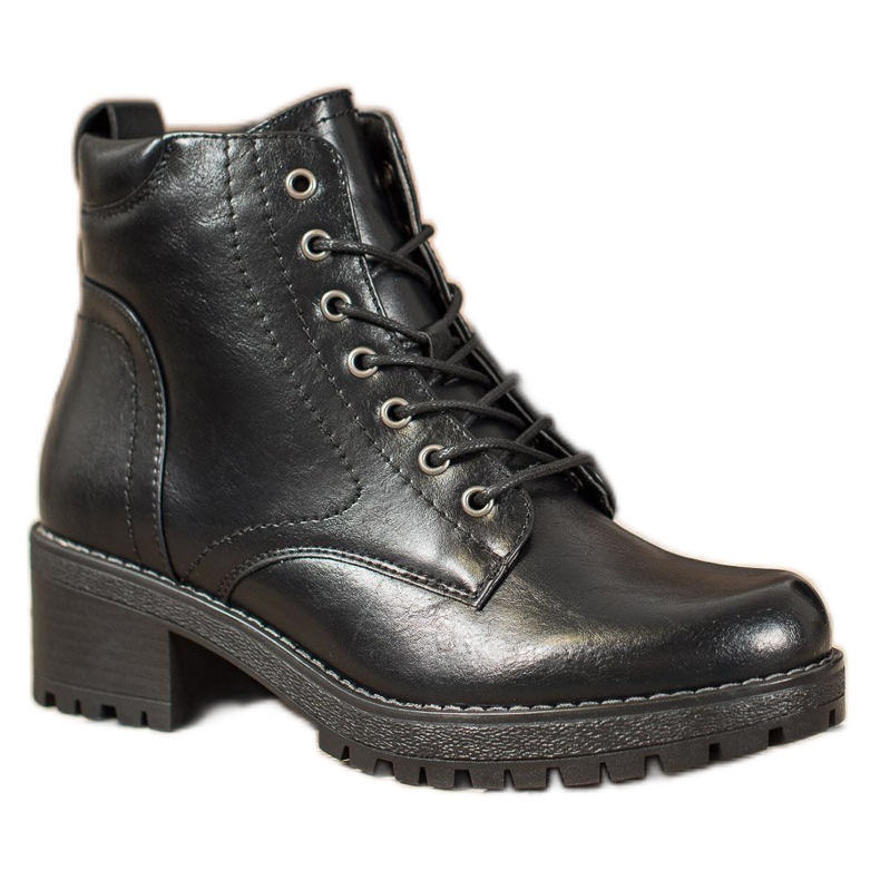 Filippo Trapper sulla piattaforma nero