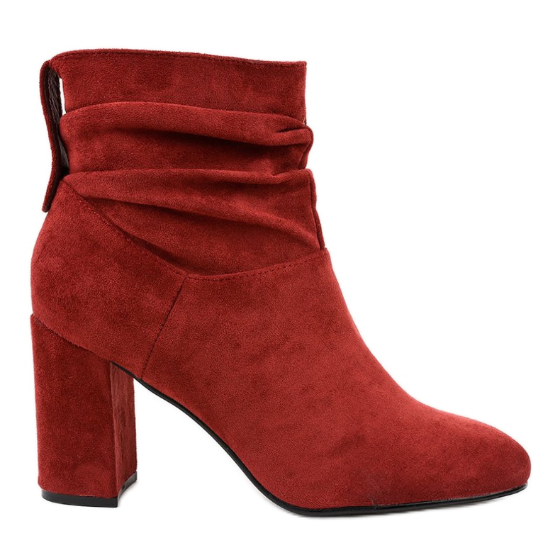 Eleganti stivali bordeaux sul post 884 rosso