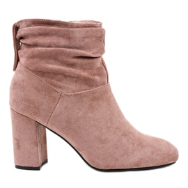 Eleganti stivaletti rosa sul post 884