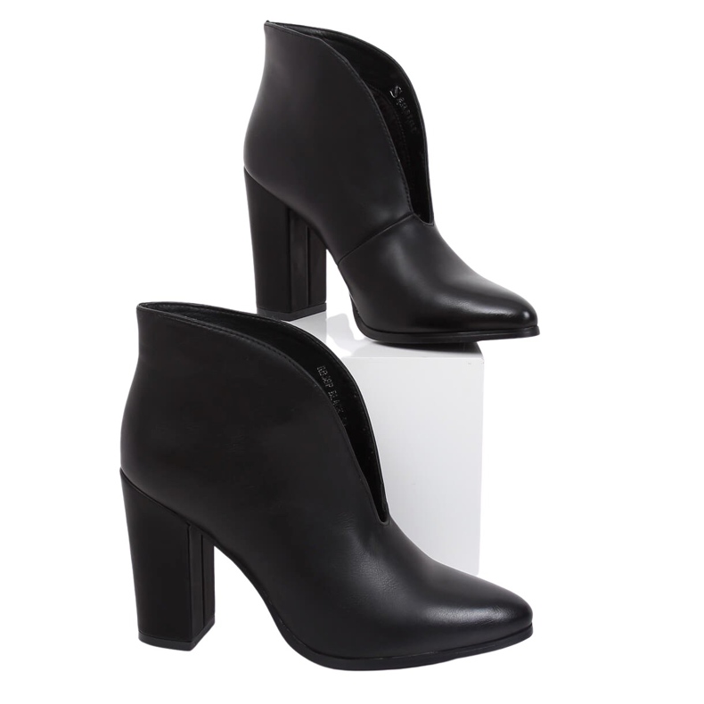 Stivali neri con cut-out nero RB38P Black