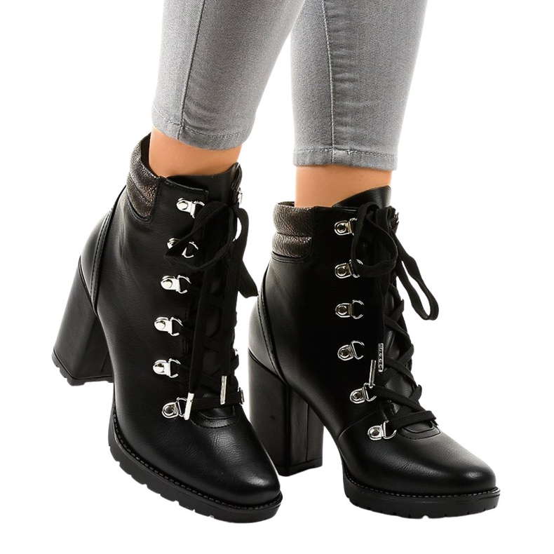 Stivali trapezoidali neri sul palo 8992-PU nero