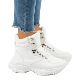 Sneakers bianche da donna isolate C-3132 bianca