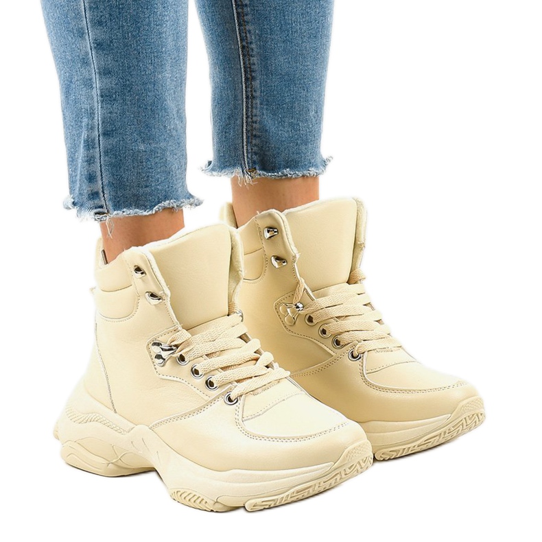 Sneakers da donna isolate beige C-3132