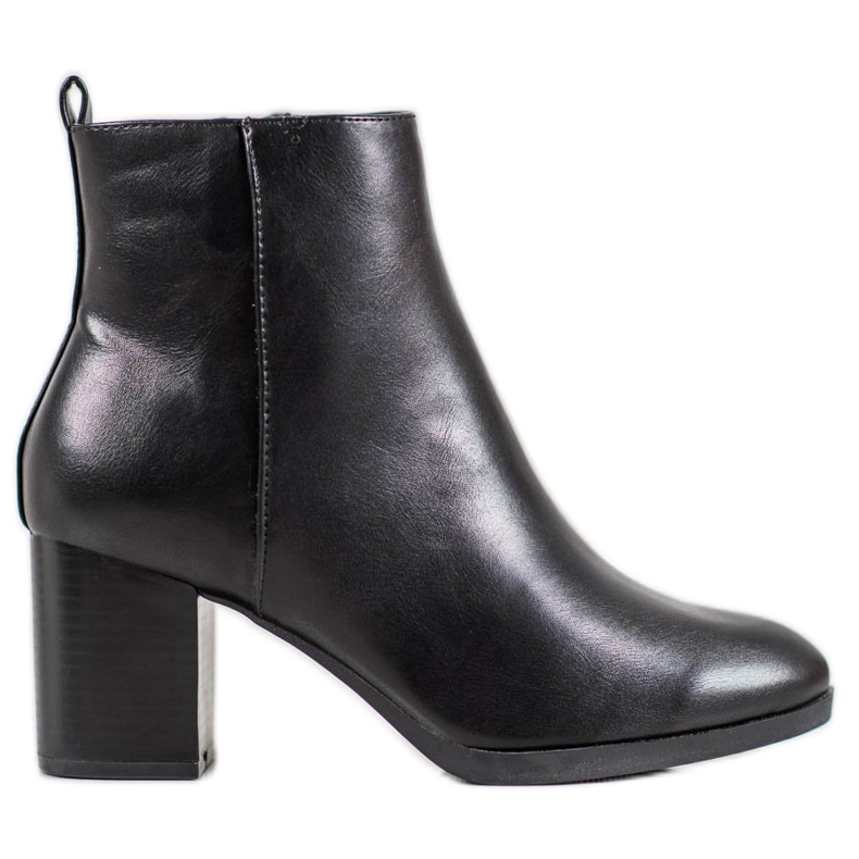 Weide Stivali comodi su un post nero