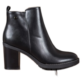 Ideal Shoes Comodi stivali con tacco alto nero