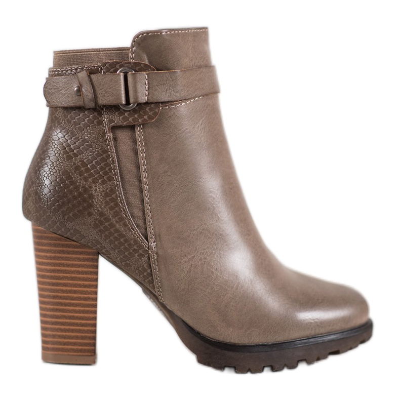 Super Mode Stivali eleganti su un post marrone