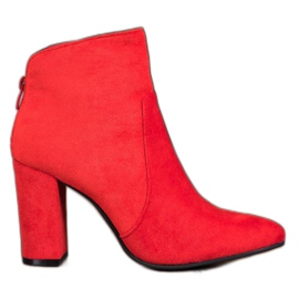 Ideal Shoes Stivali classici su un post rosso