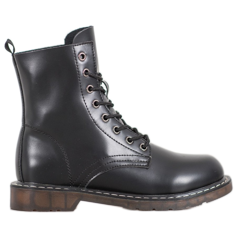 Kylie Trapper alla moda con ecopelle nero