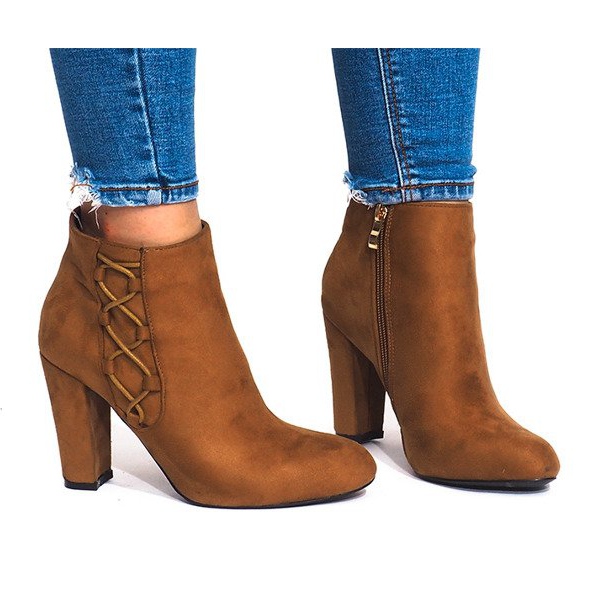 Stivaletti in pelle scamosciata su un post BS063 Camel marrone