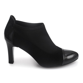 Stivali eleganti su un post 8367 Black nero
