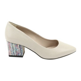 Kaniowski pompa su un tallone decorativo 0205 beige