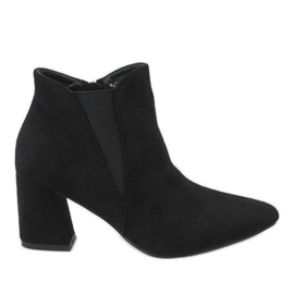 Stivaletti in camoscio nero sul post 4826
