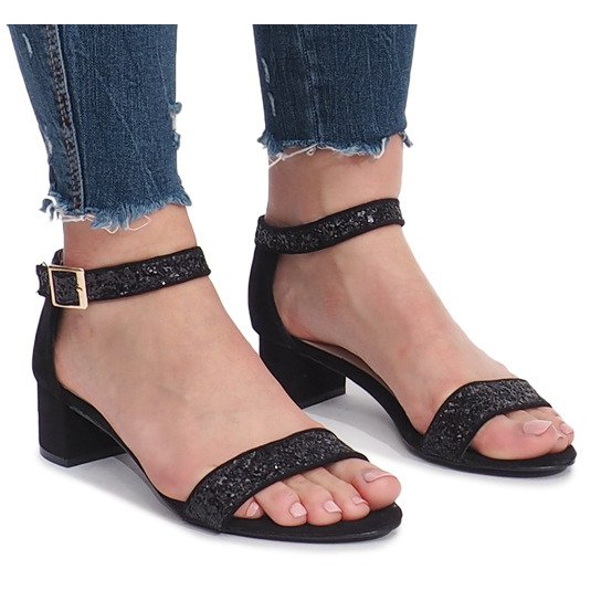 Sandali neri sul post Montana nero