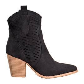 Seastar Cowgirl traforate su un pilastro nero